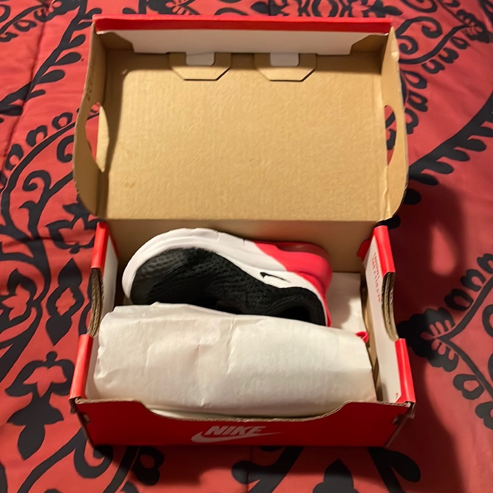 Red Black and White Infant Nike Air Max Motion 2 Size 3c